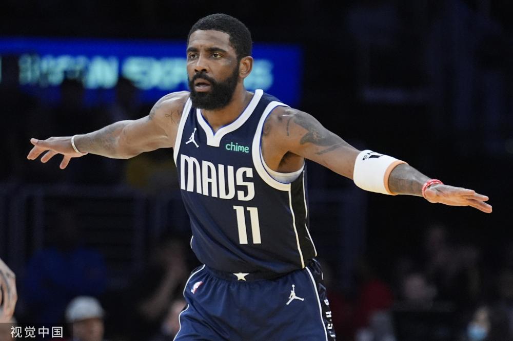 她不仅以实 她不仅以实